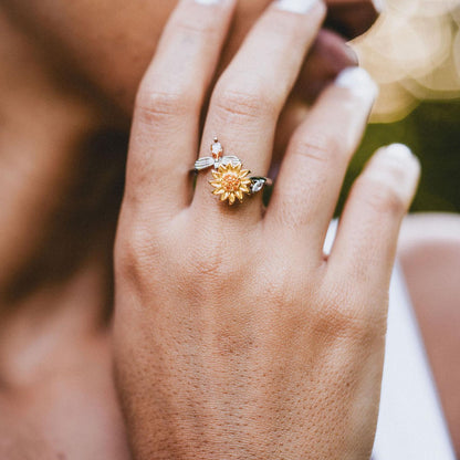 Un anello con girasole rotante